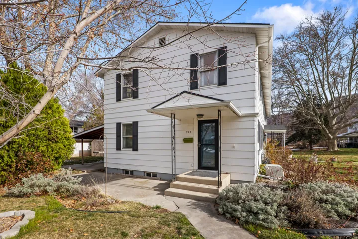 View of american foursquare style home