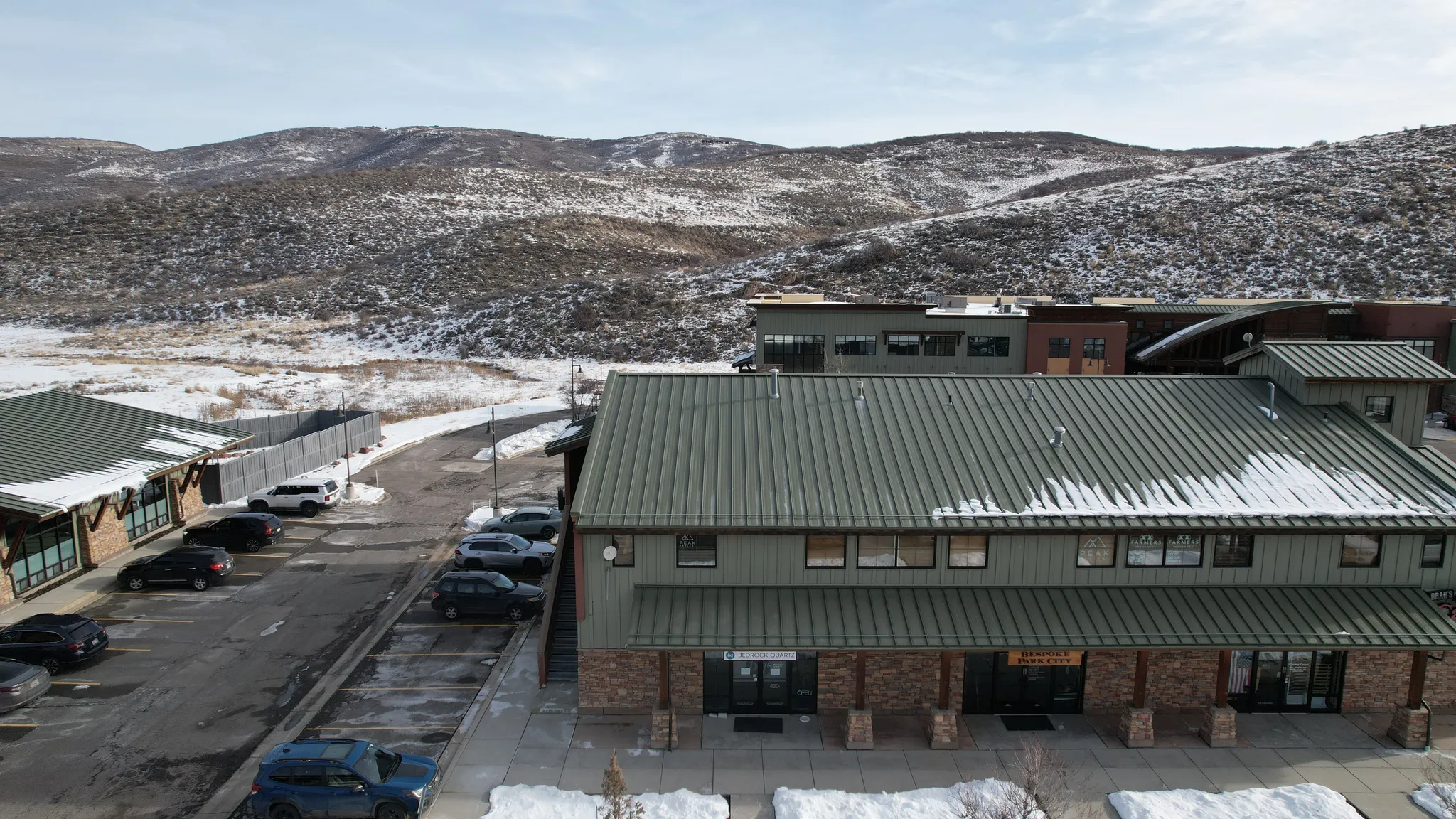 Snowy aerial view featuring a mountain view