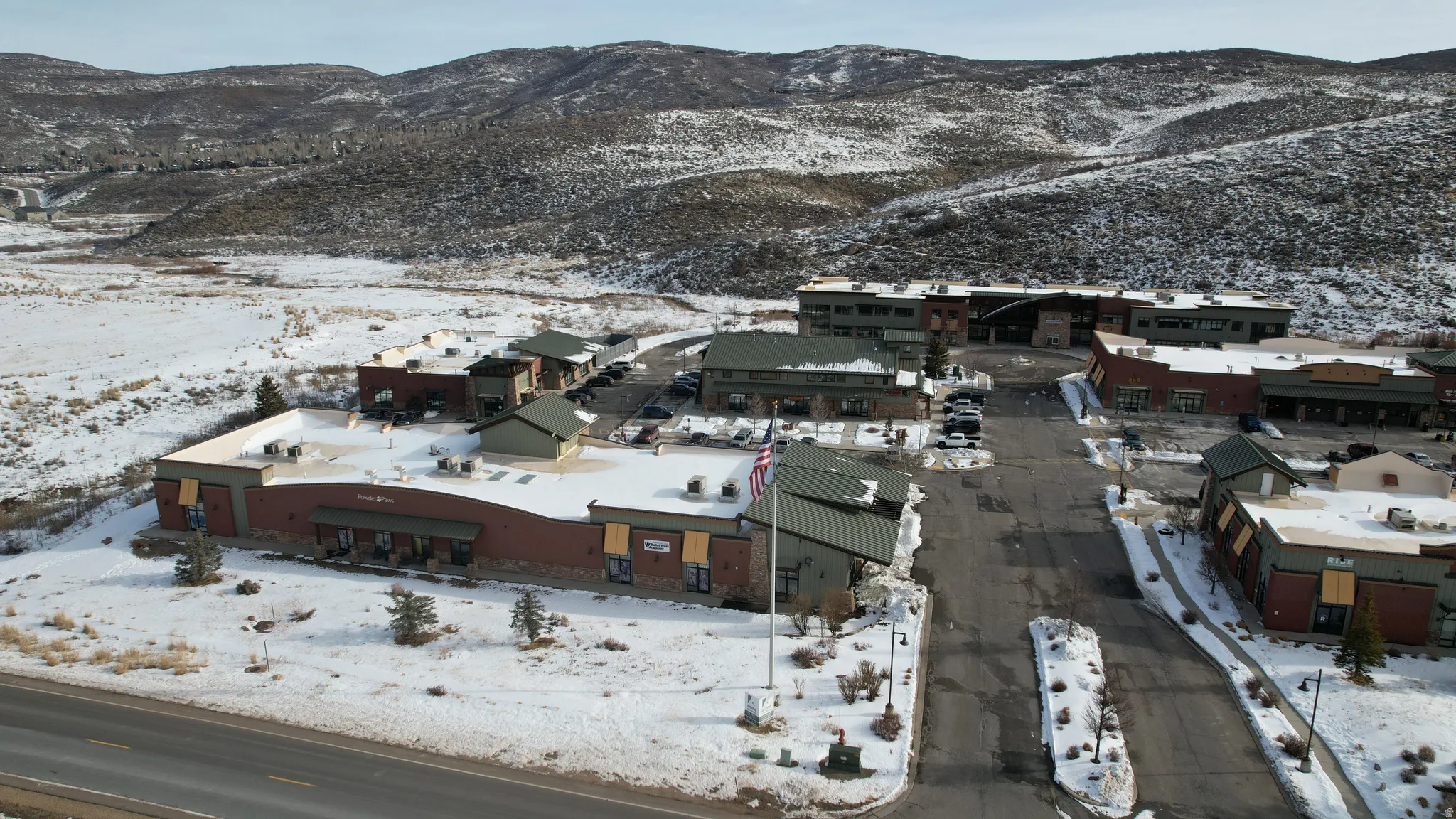 Snowy aerial view with a mountain view