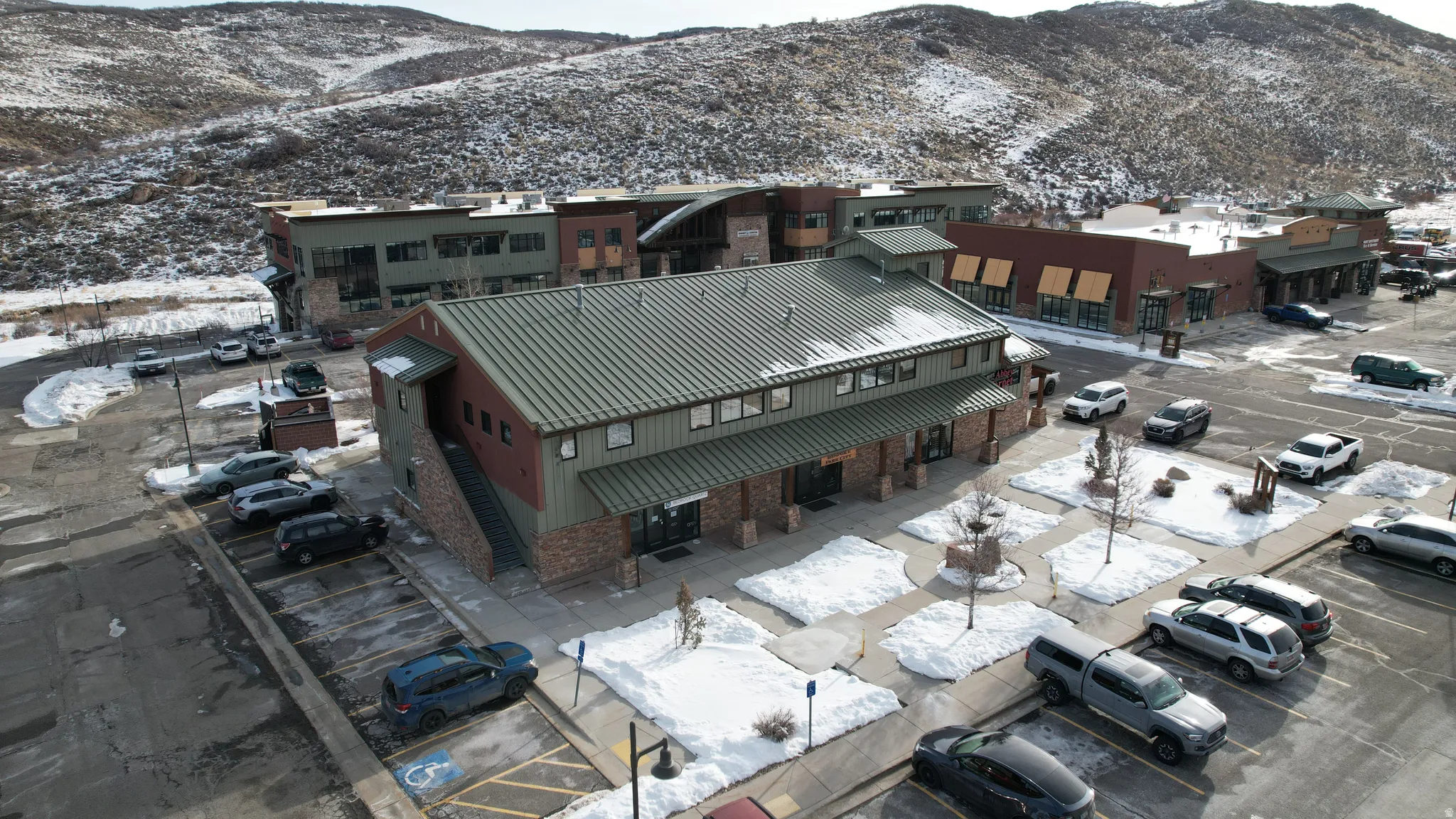 Snowy aerial view with a mountain view