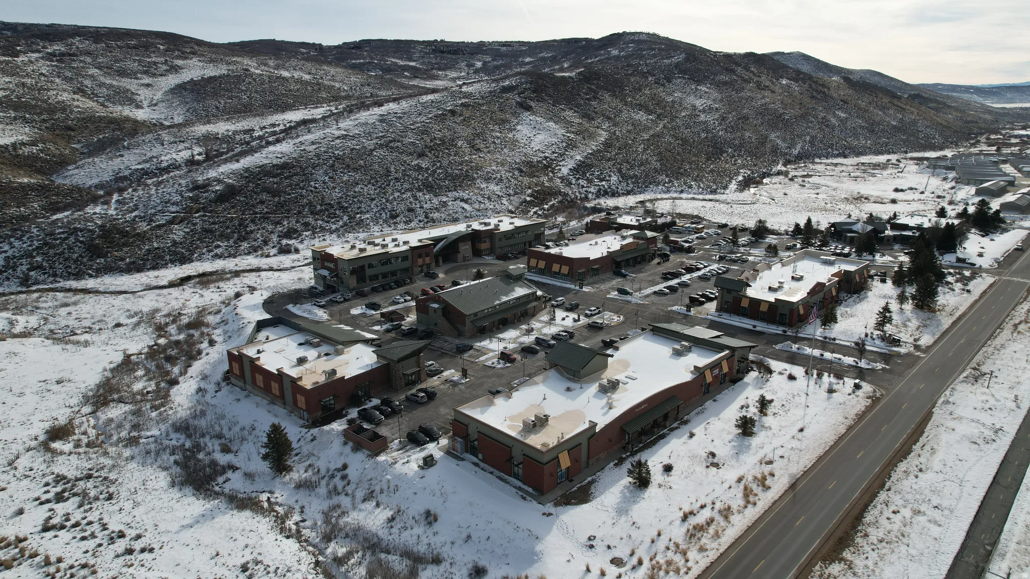Snowy aerial view with a mountain view