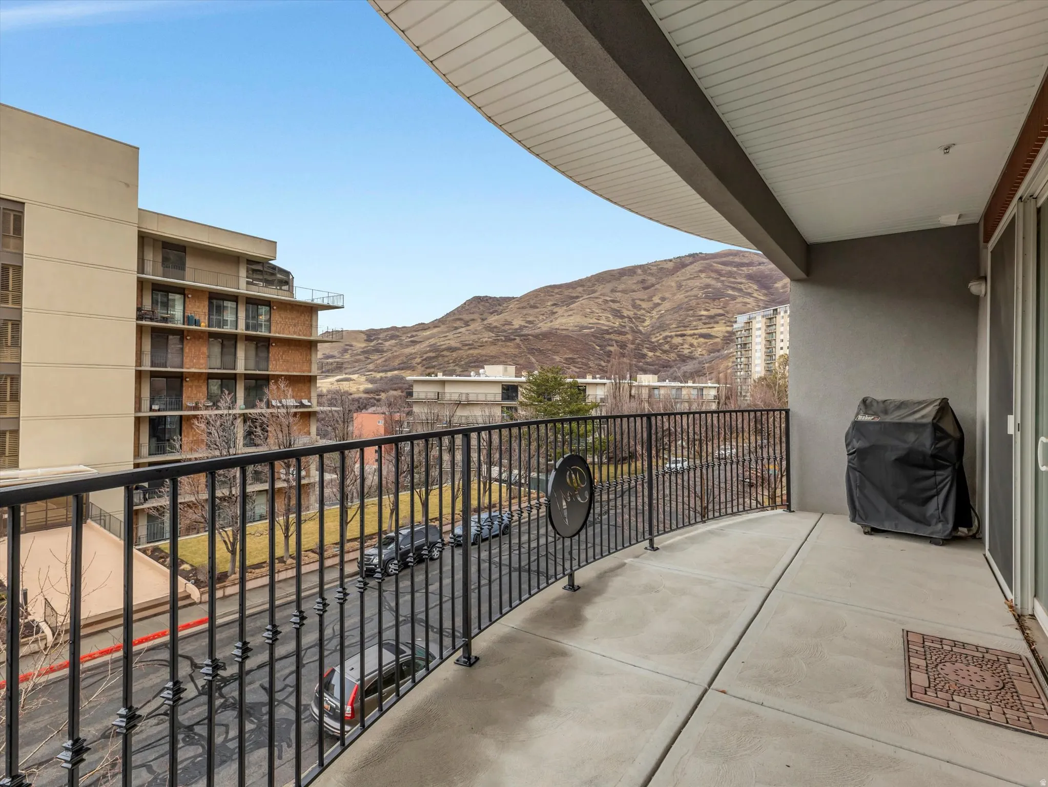Balcony with area for grilling and a mountain view