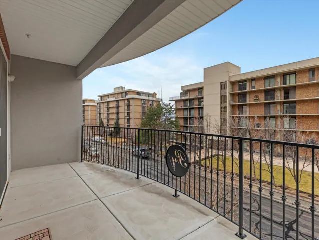 Large balcony with view on Donner Way.
