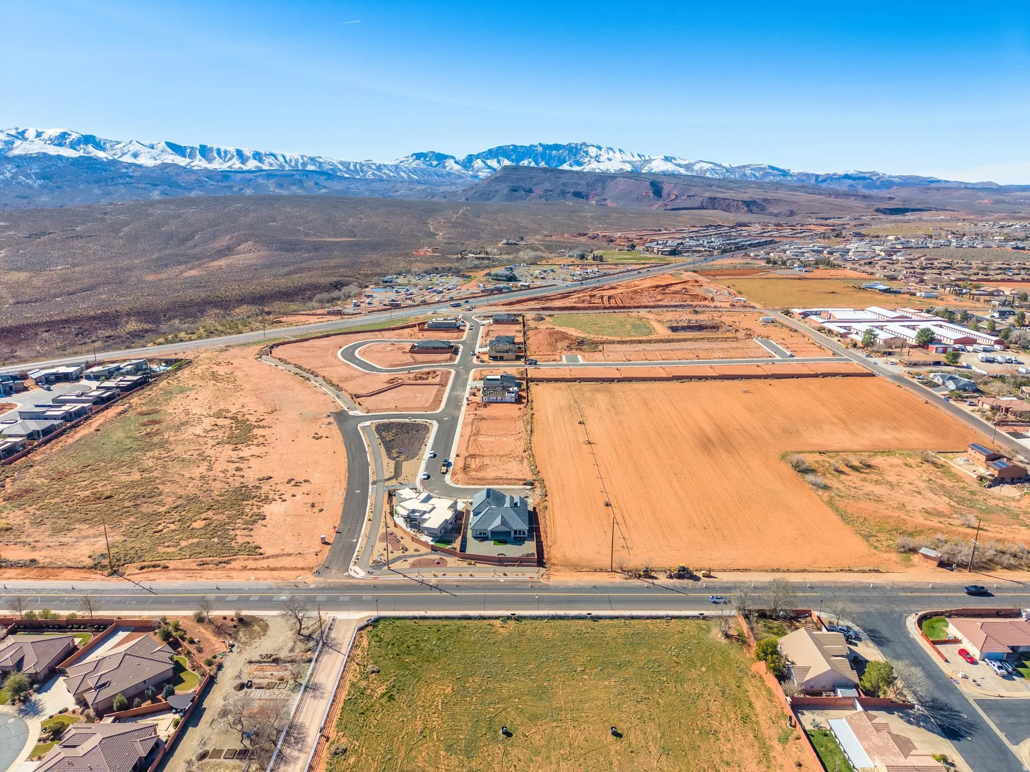 Aerial view of property's location with mountains