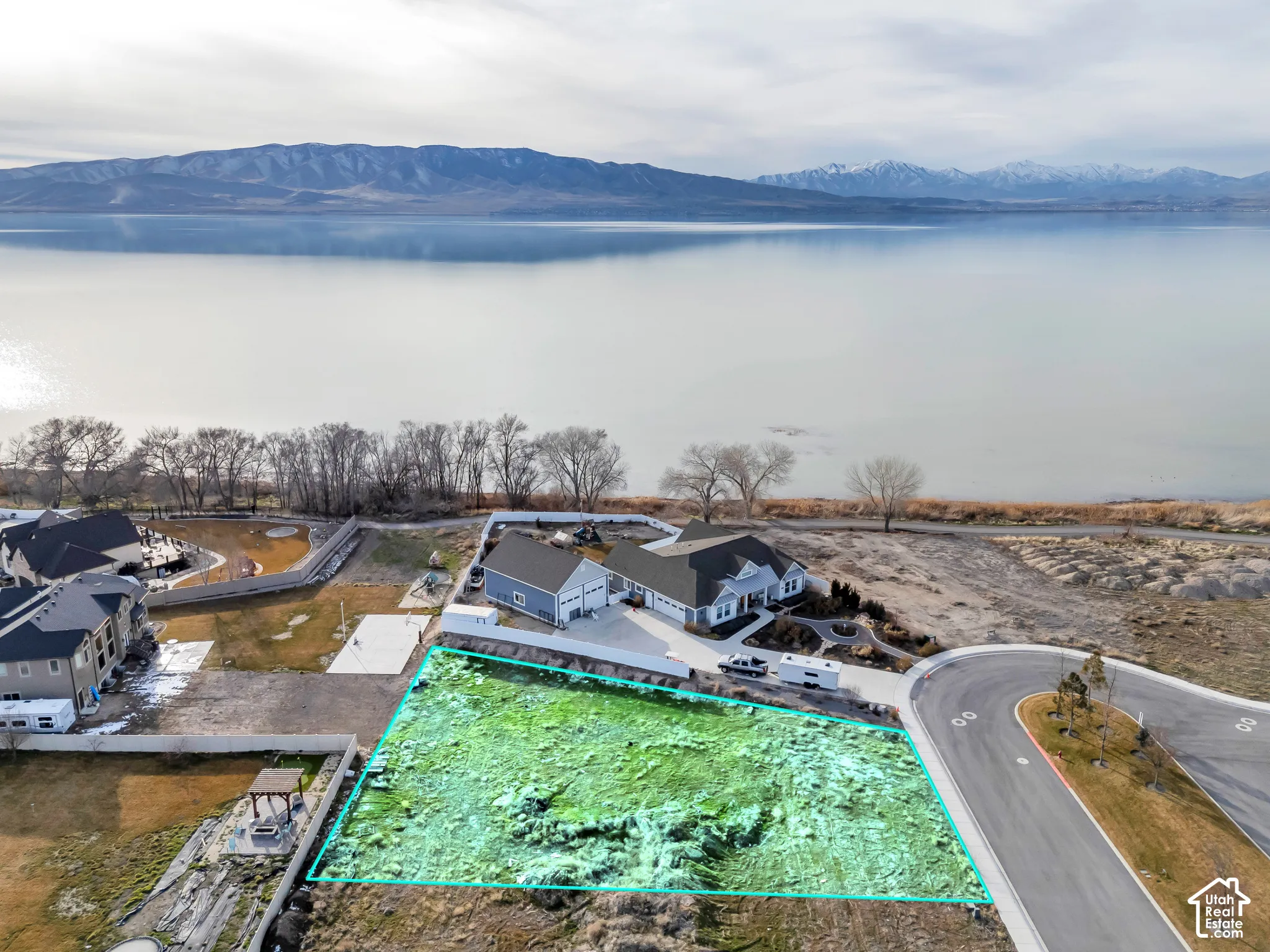 Aerial overview of property's location featuring property boundaries highlighted and a water and mountain view