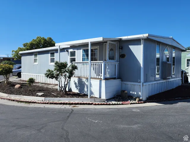 Manufactured / mobile home featuring a porch