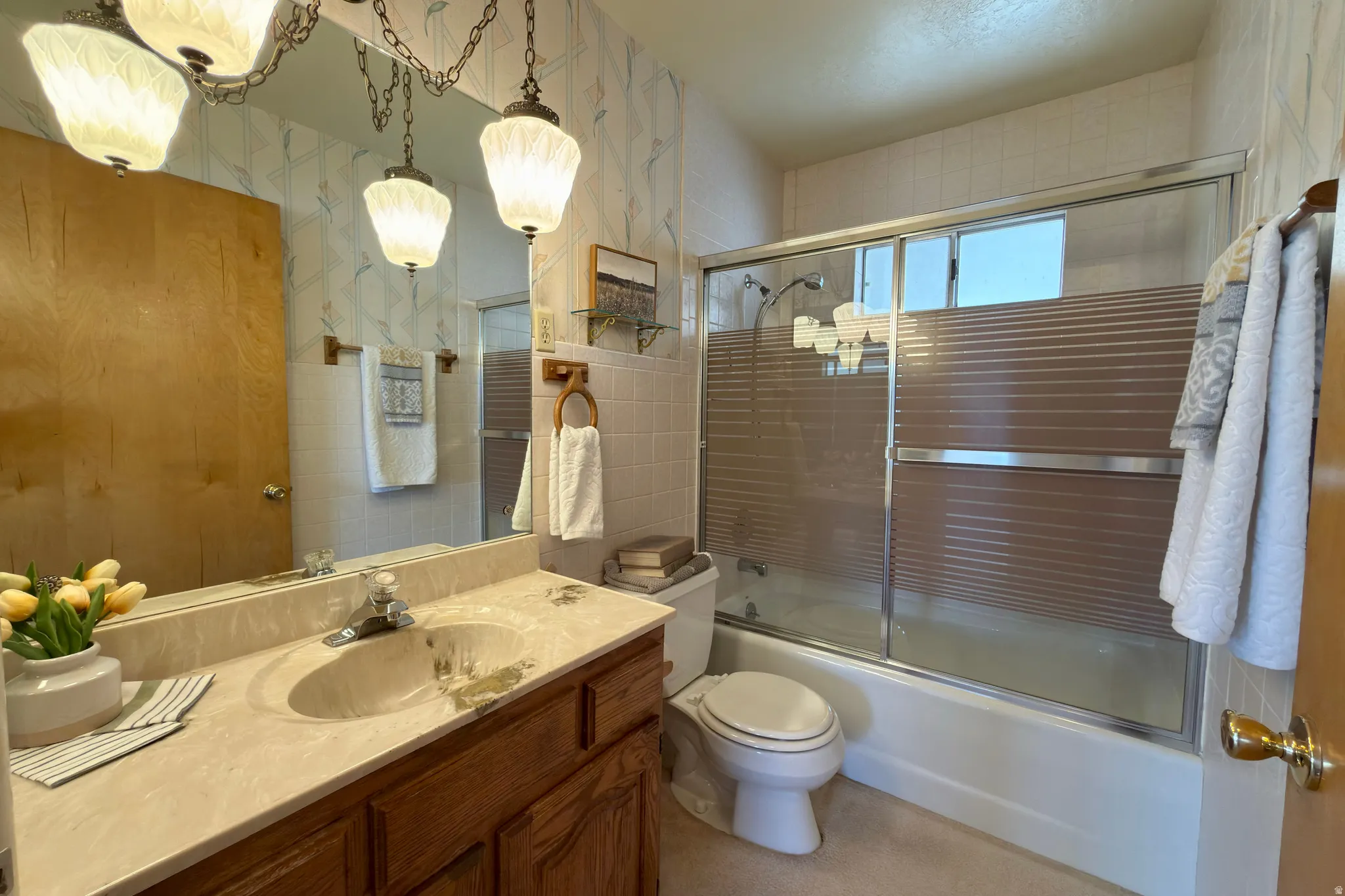 Main floor full bath.