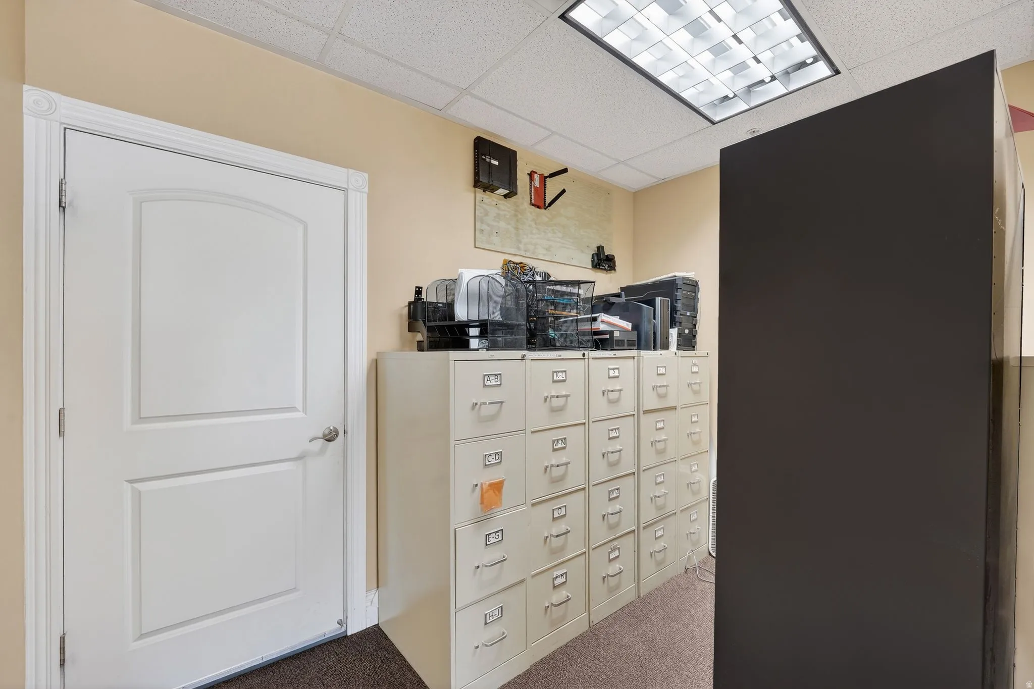 Miscellaneous room with a drop ceiling
