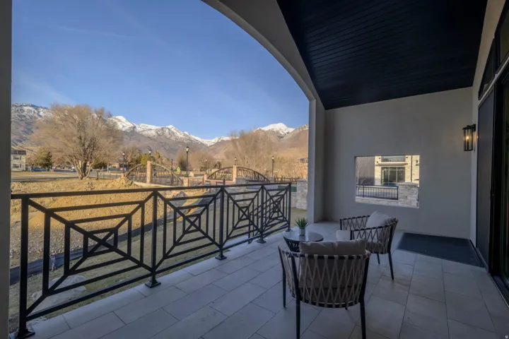 Balcony featuring a mountain view