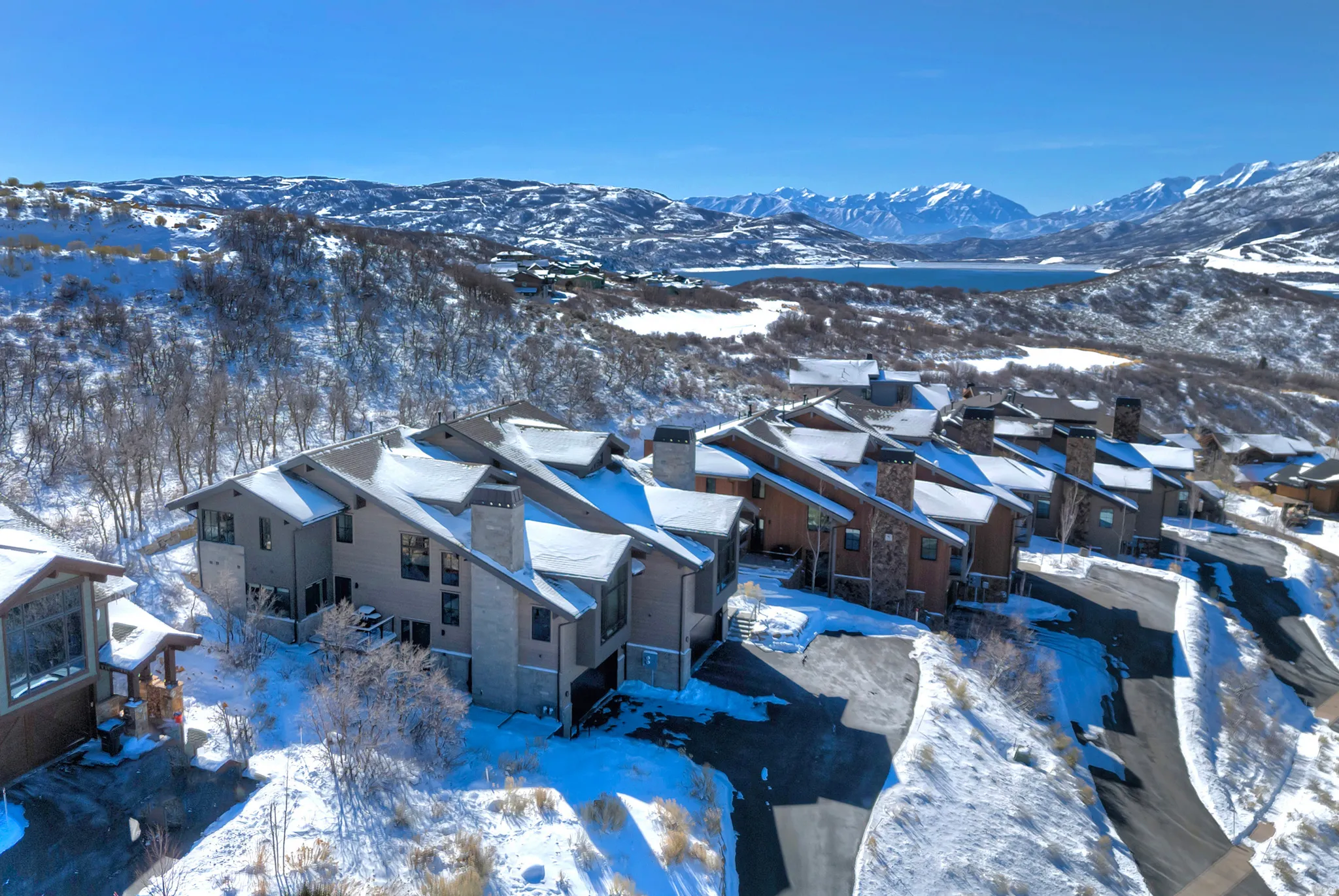 Snowy aerial view with a mountain view