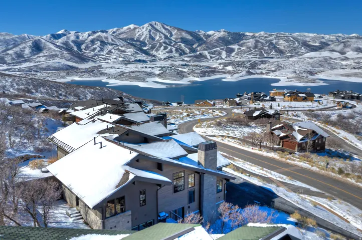 Snowy aerial view with a mountain view