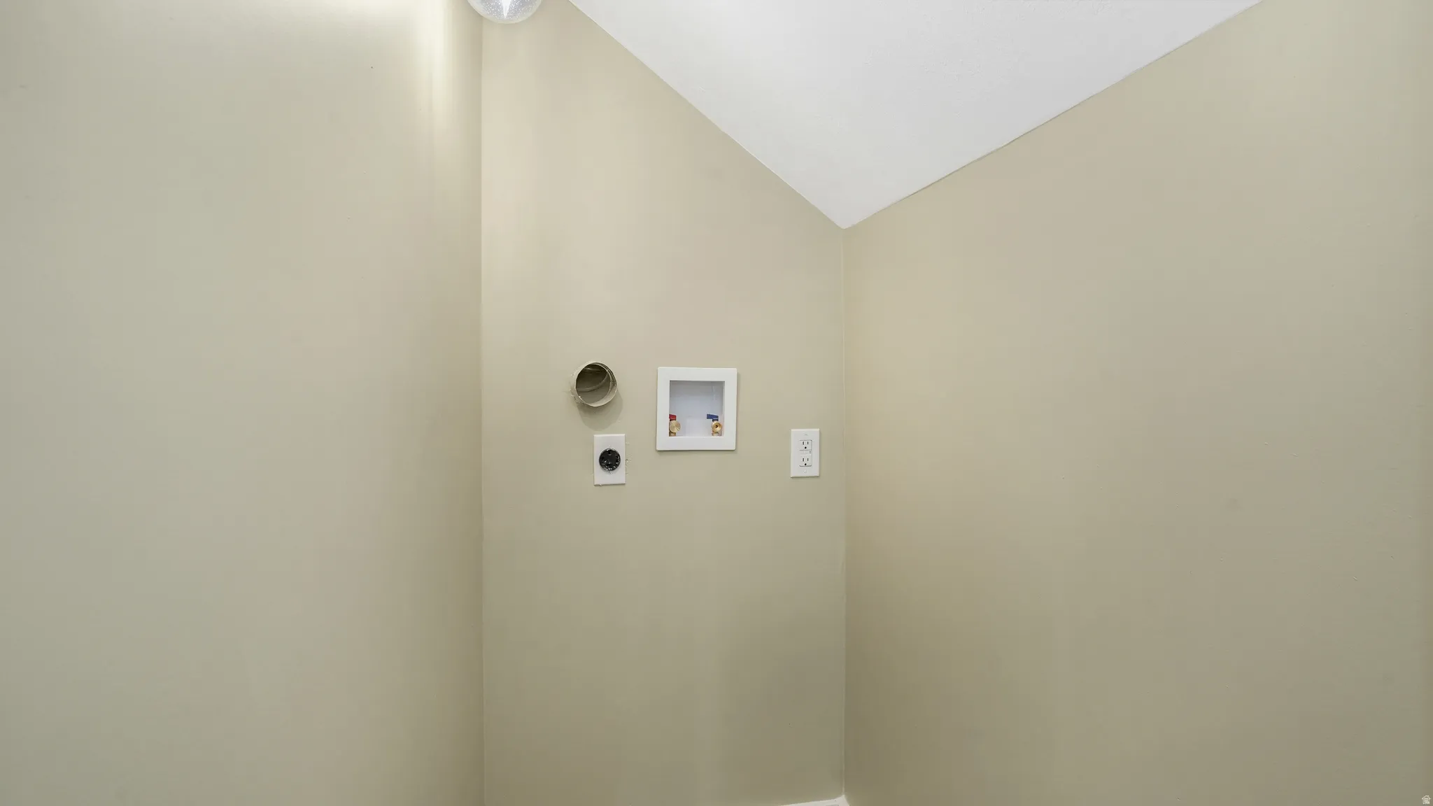 Laundry room with vaulted ceiling and washer hookup