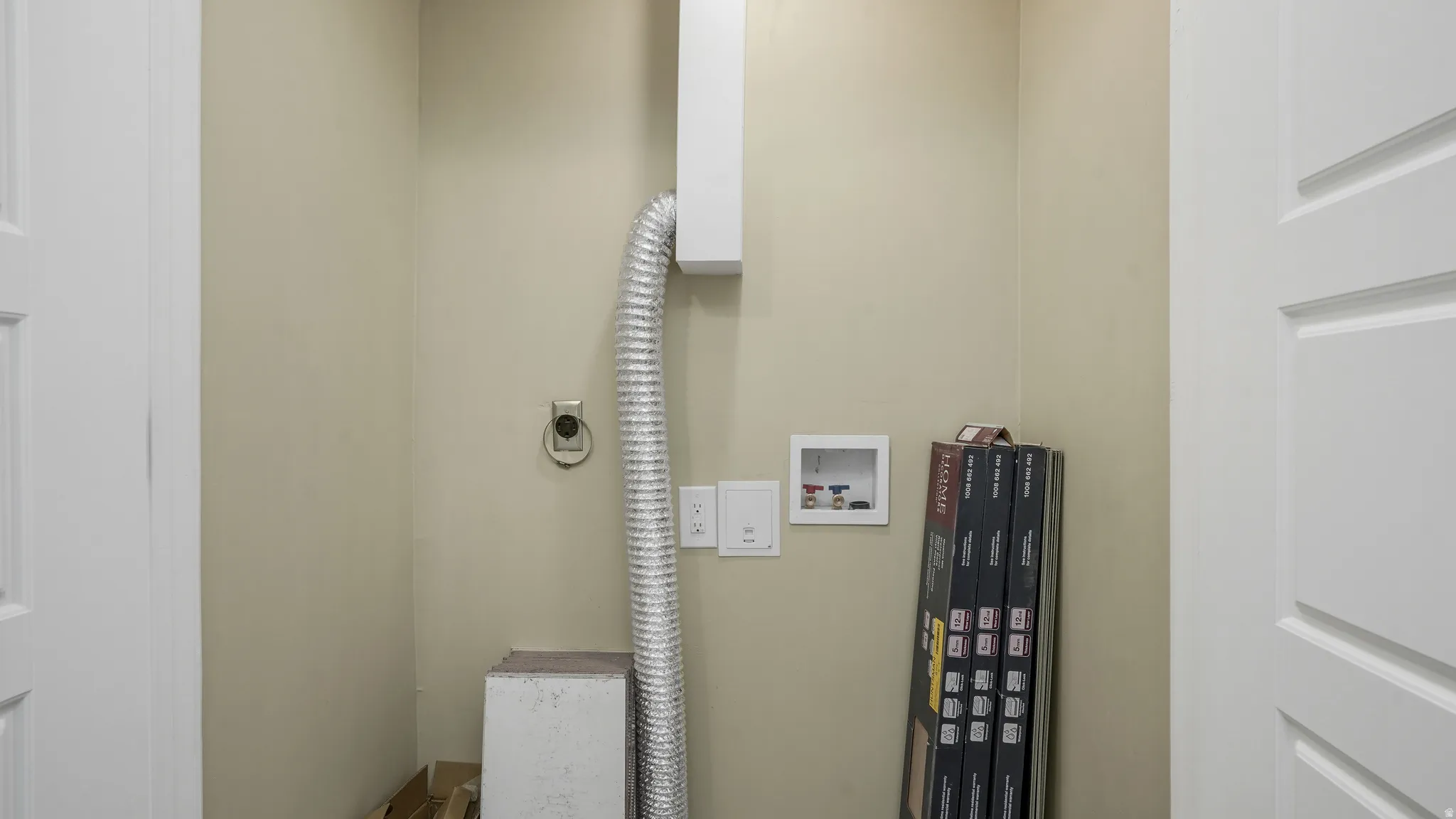 Laundry area featuring electric dryer hookup and hookup for a washing machine