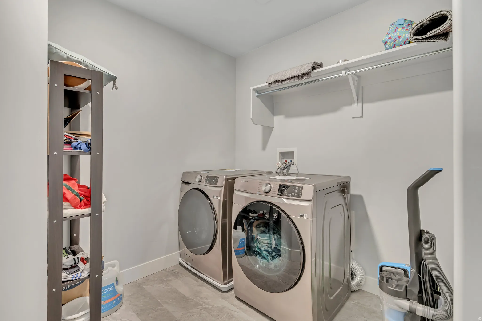 Laundry area featuring baseboards and independent washer and dryer