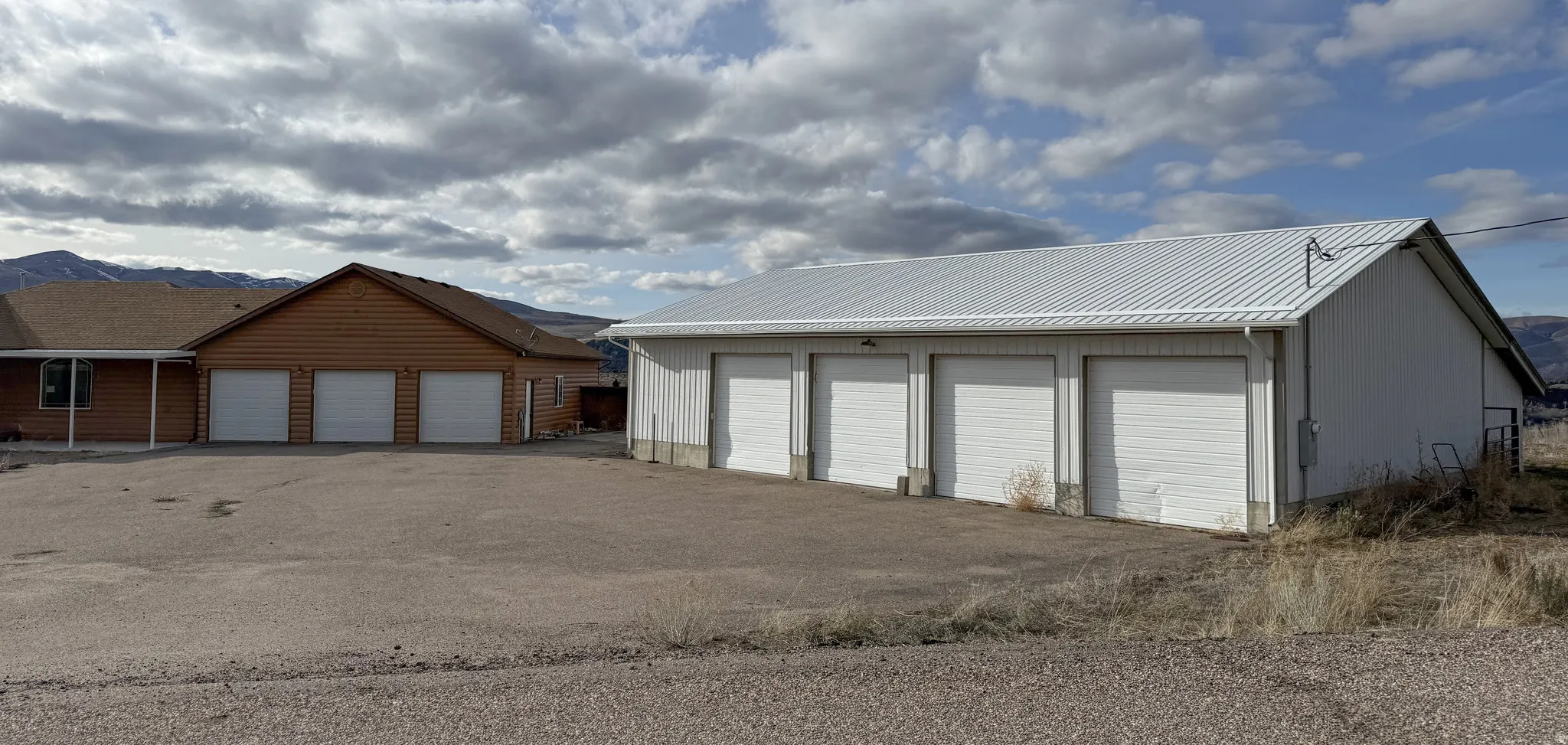 Garage featuring a mountain view