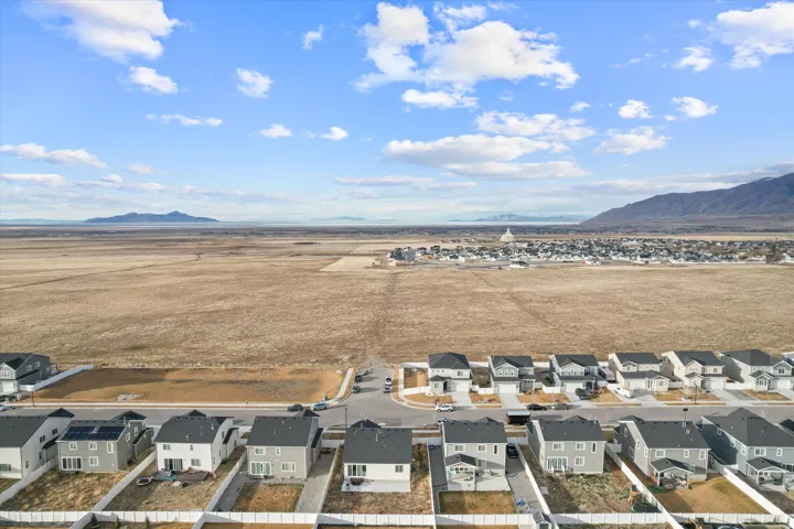 Aerial view of the view in front of the home.