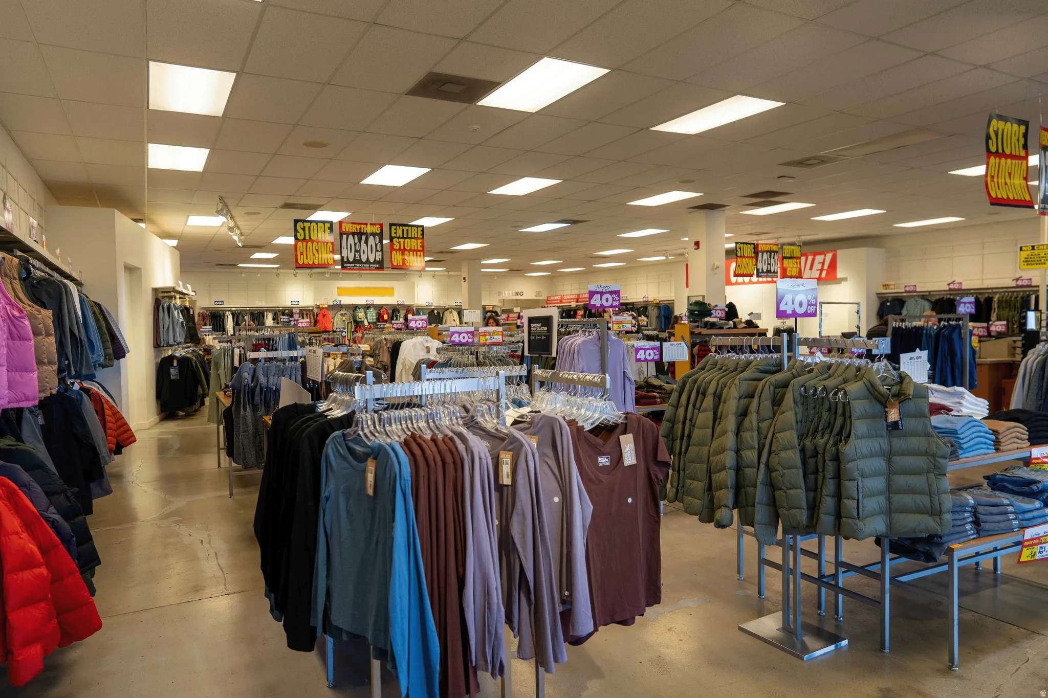 Miscellaneous room featuring a drop ceiling