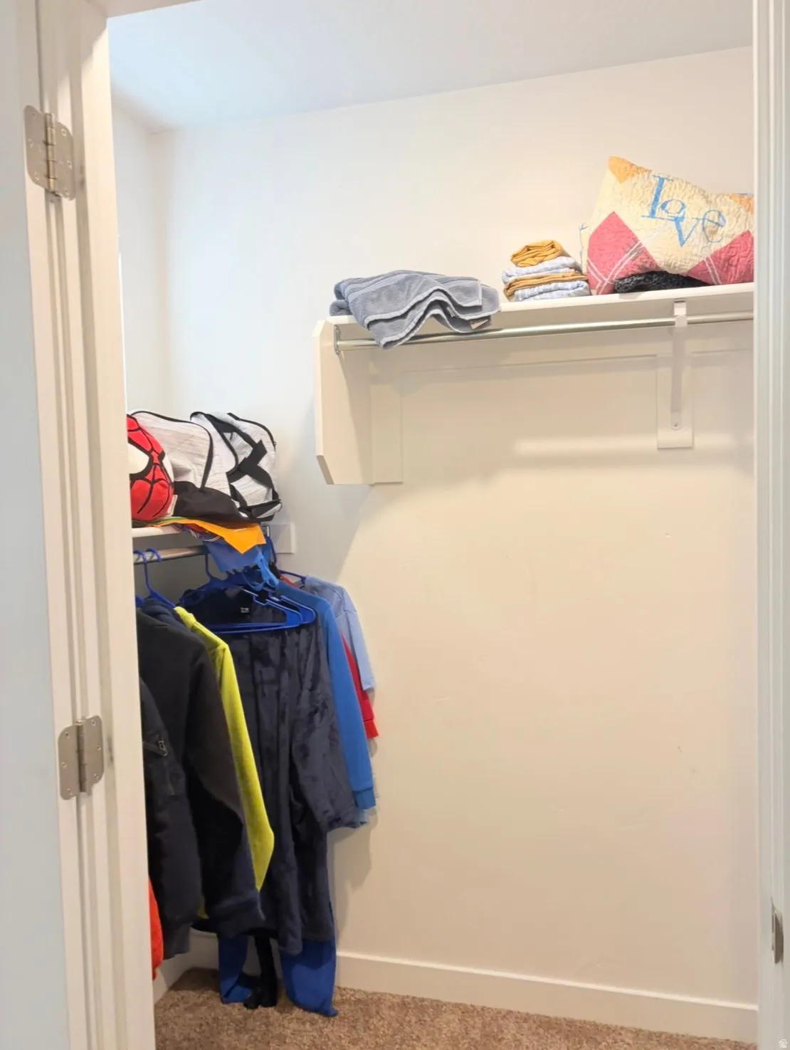 Walk in closet featuring carpet