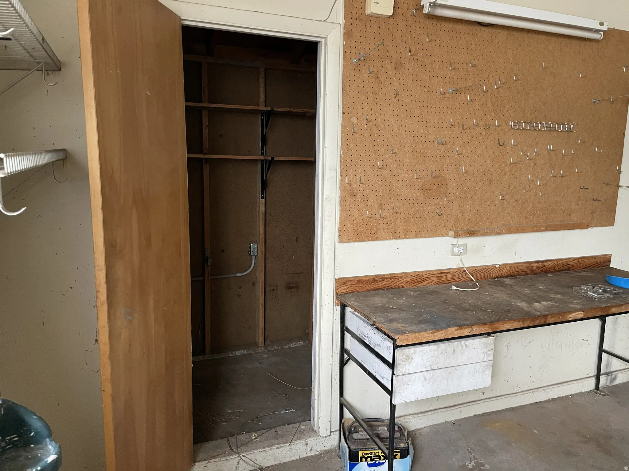 Misc room featuring concrete floors