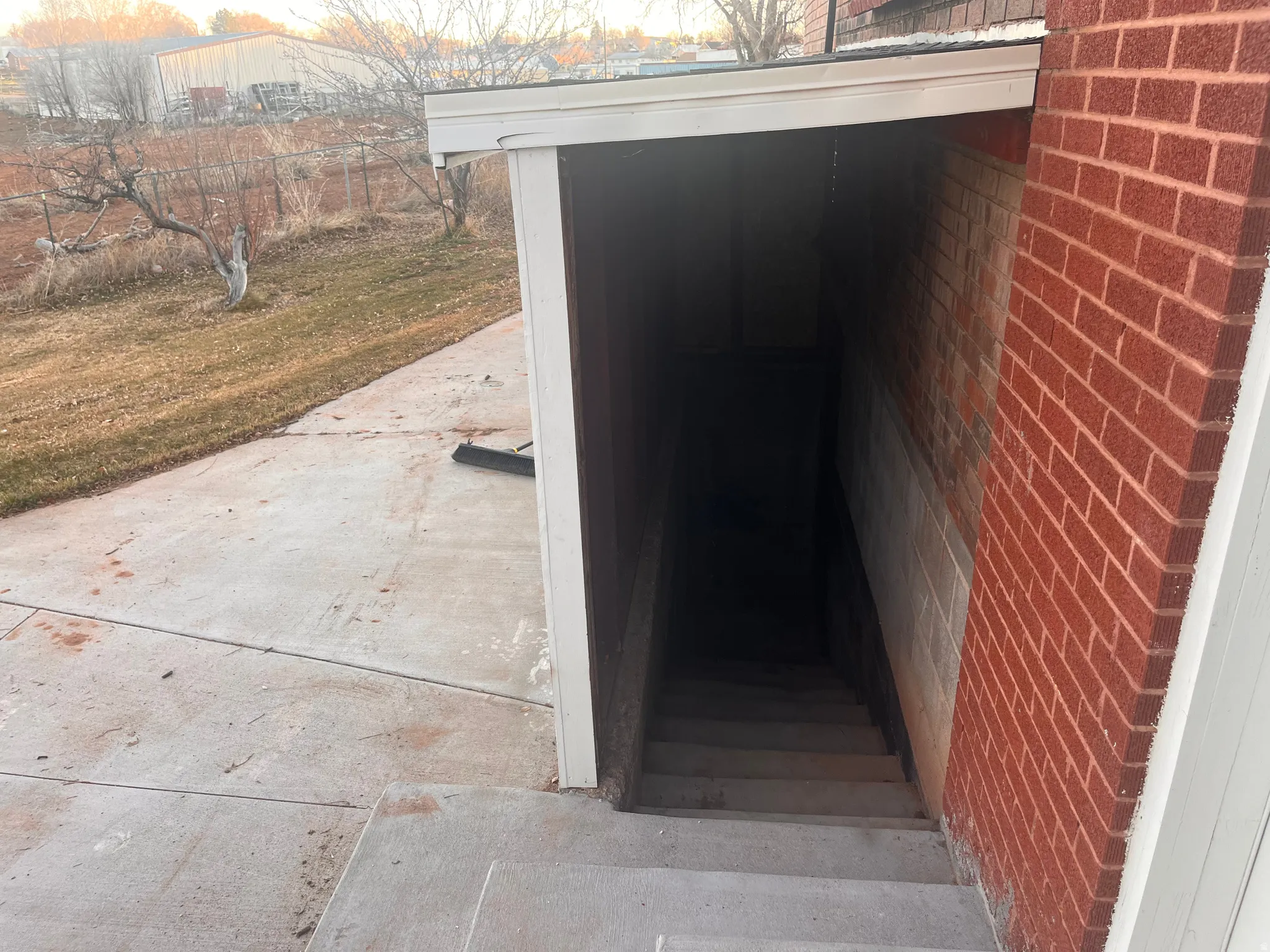 Entry to basement