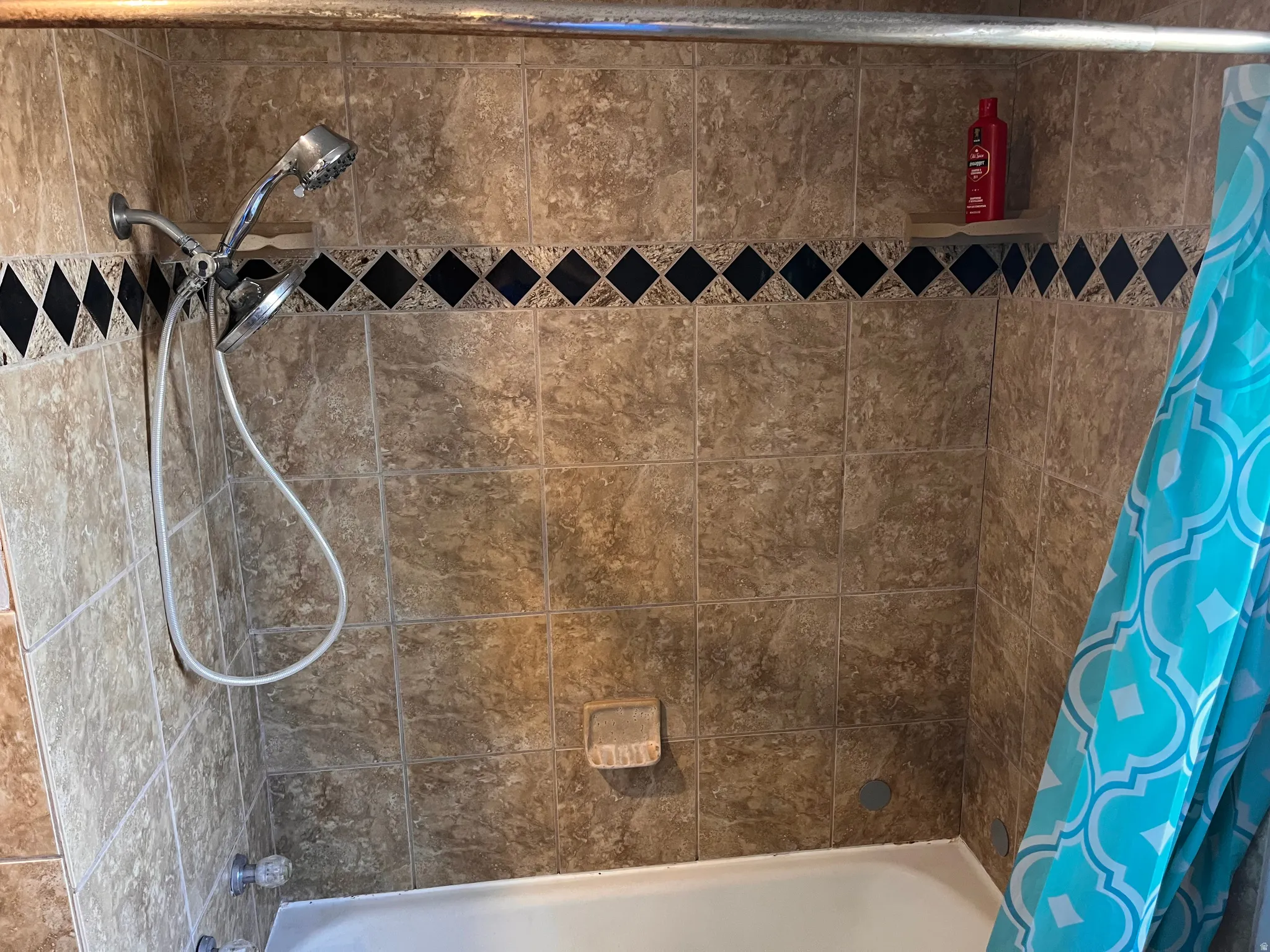 Full bath with shower / tub combo with curtain