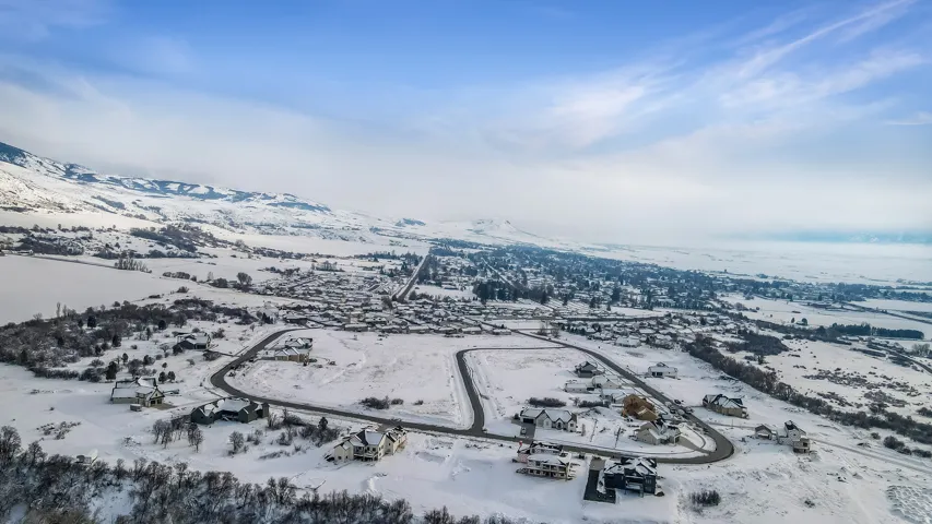 Snowy aerial view featuring a mountain view