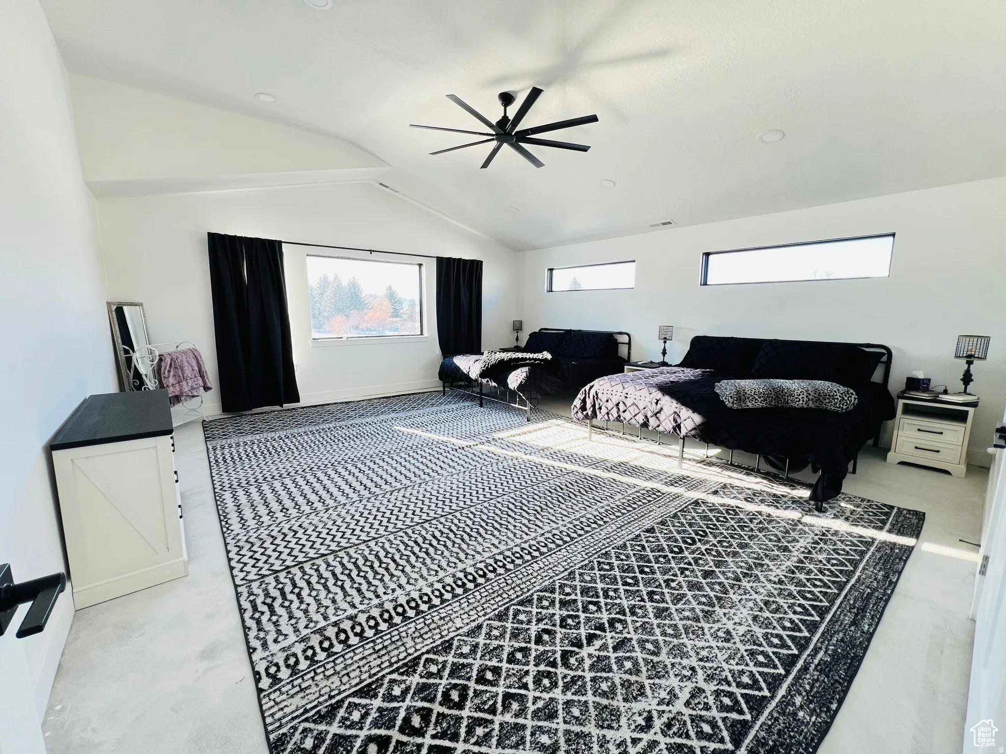 Living area with vaulted ceiling and a ceiling fan