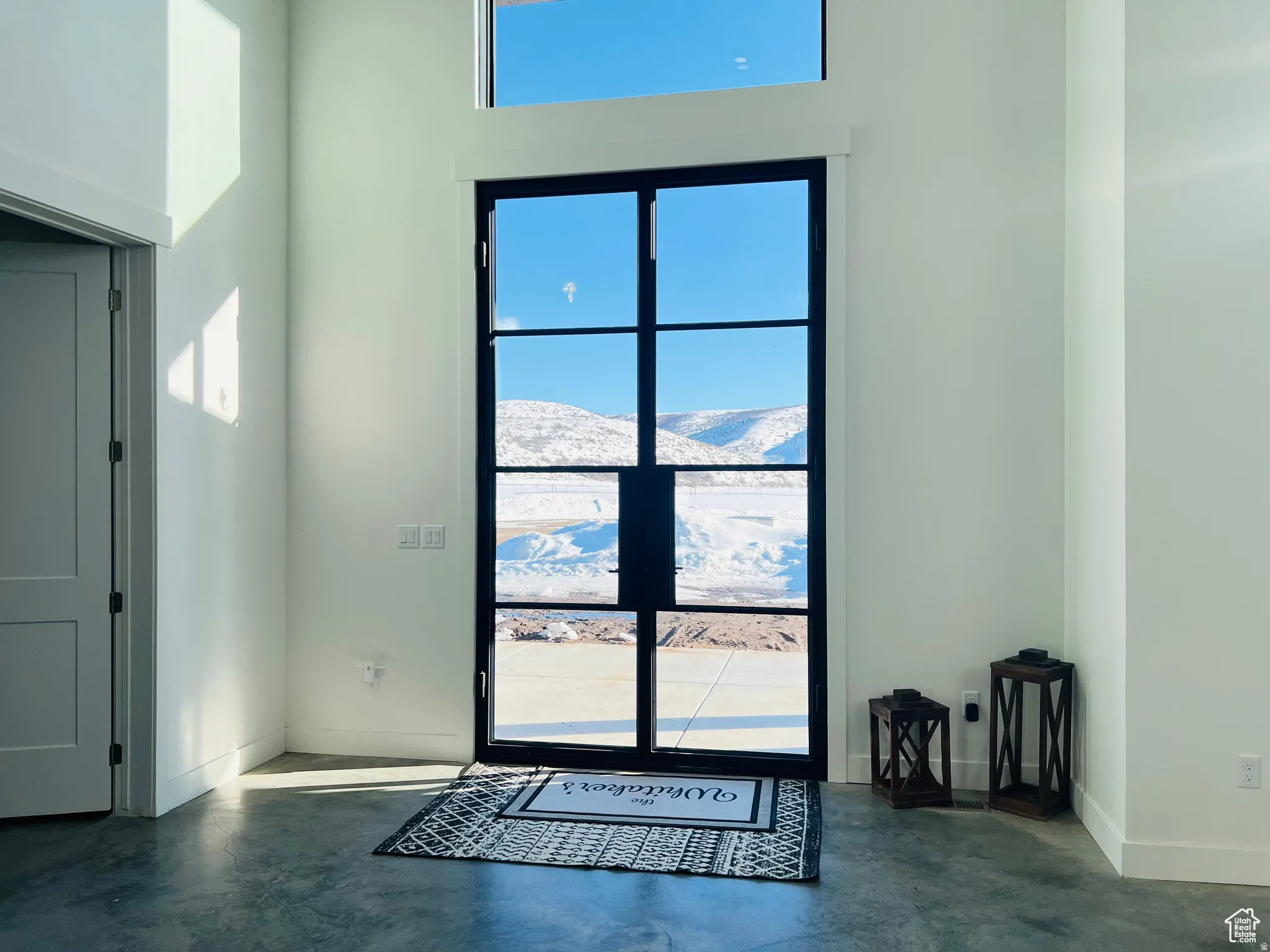 Entrance foyer with concrete flooring and a mountain view