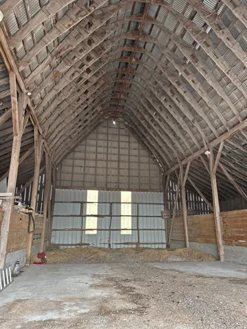 Misc room with lofted ceiling