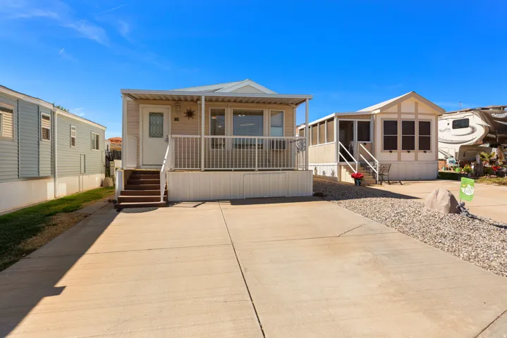 Manufactured / mobile home featuring covered porch
