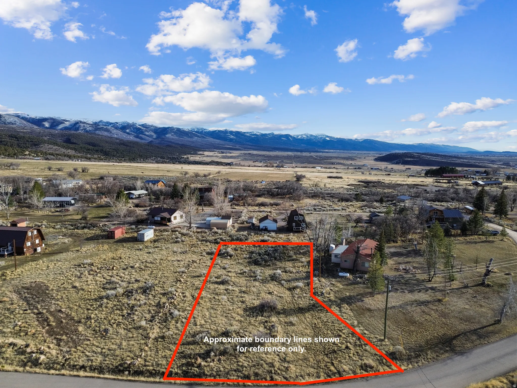 View of rural area with property boundaries highlighted and mountains