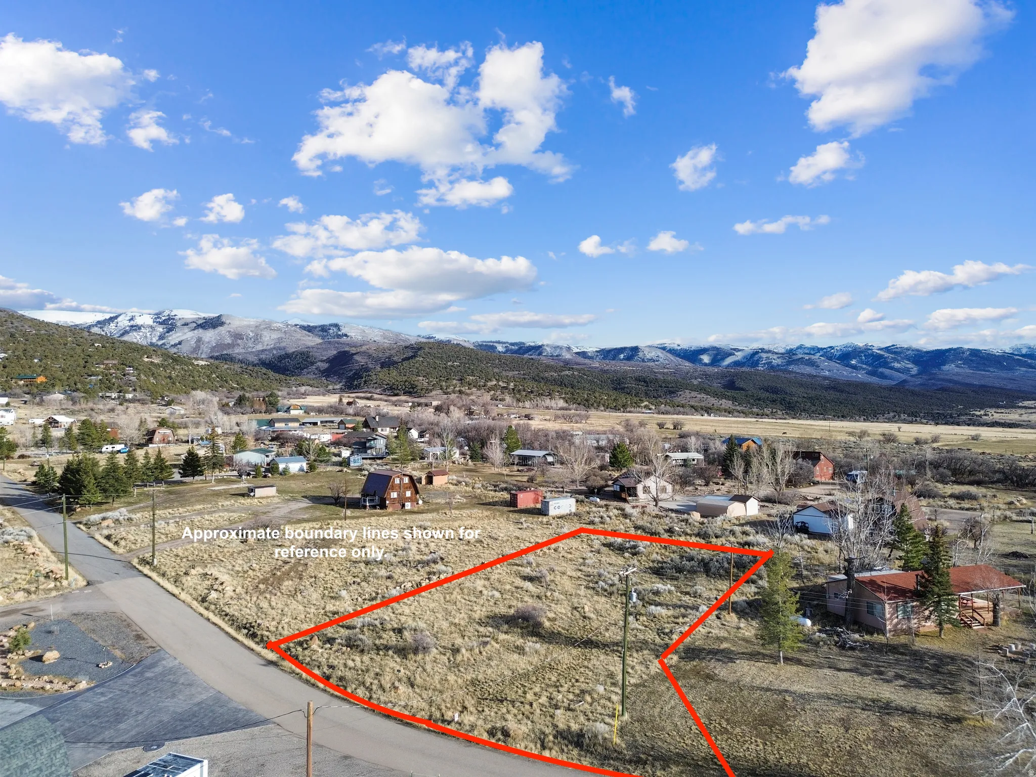 View of property location featuring a mountain backdrop and property boundaries highlighted