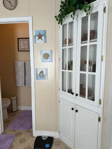 Detailed view of baseboards