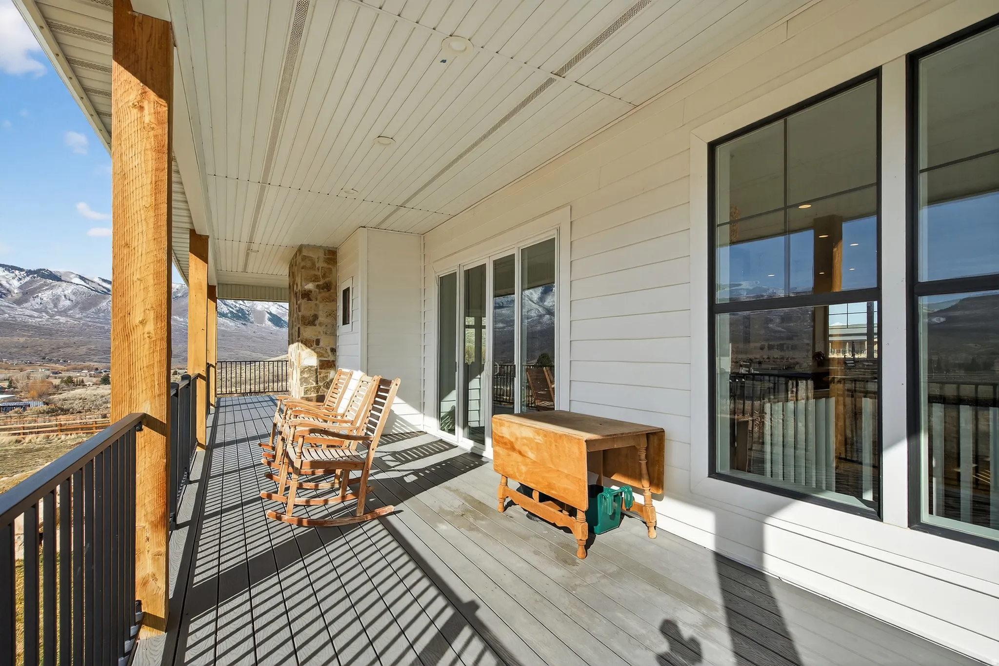 Balcony featuring a mountain view