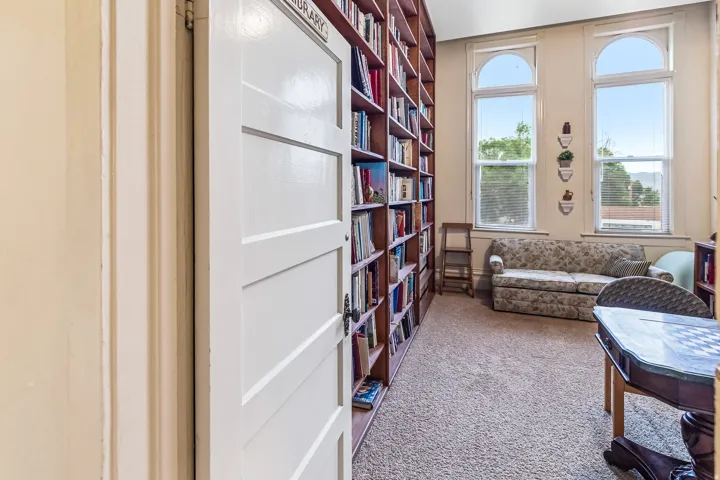 Sitting room with light carpet