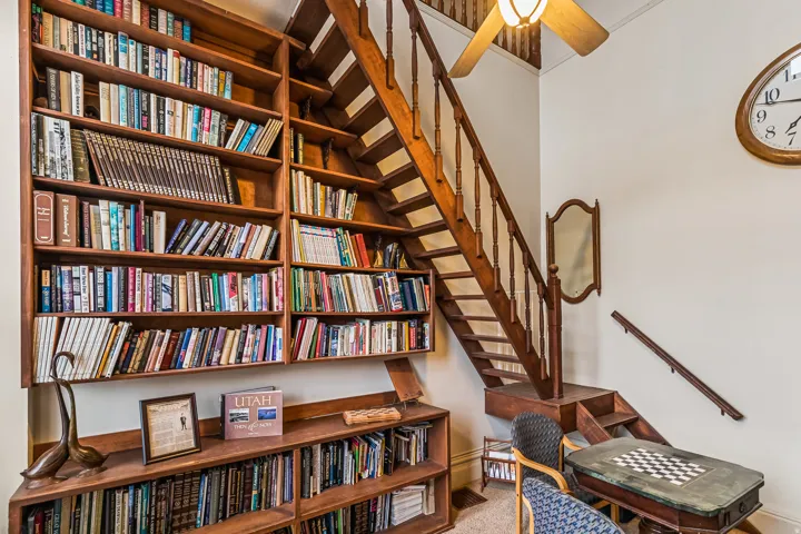 Sitting room with light carpet