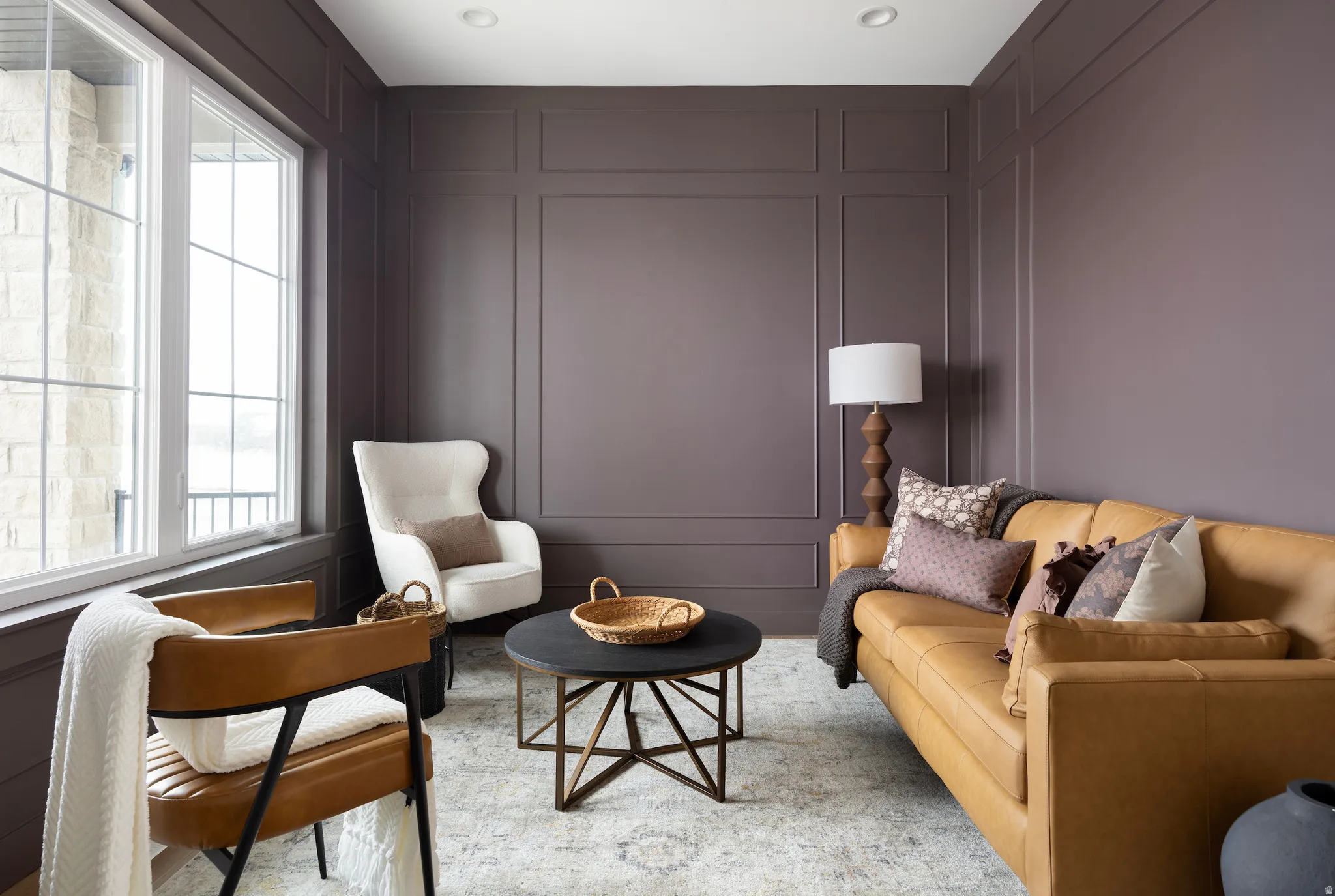 Sitting room featuring a decorative wall