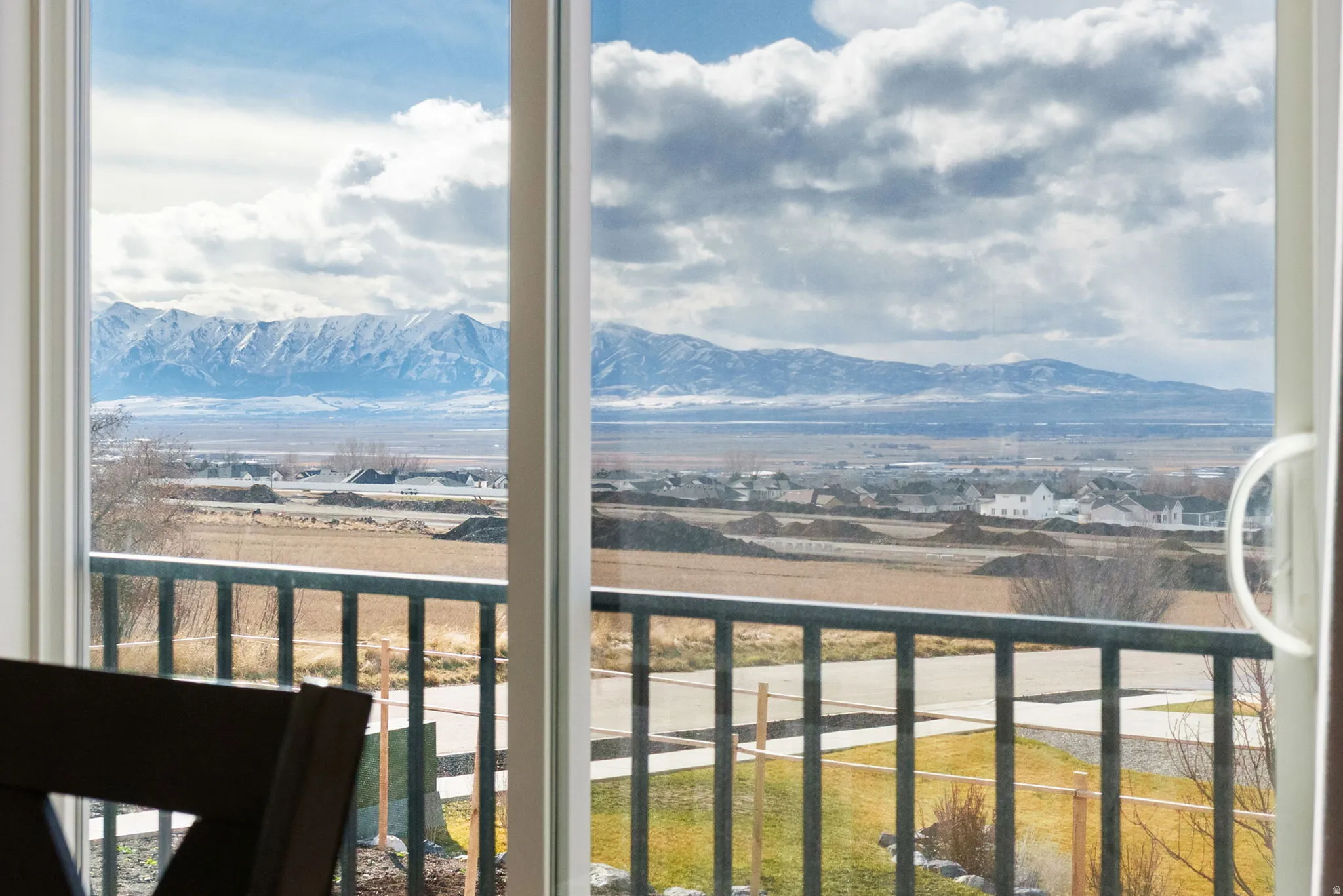 Balcony featuring a mountain view