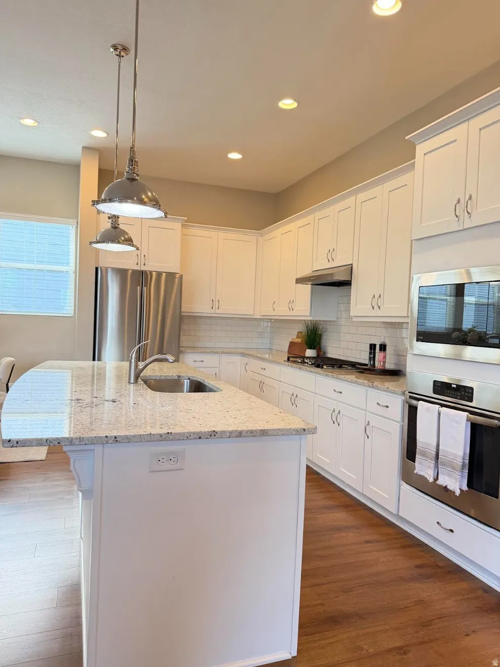 Large sink in the island and gas cooktop