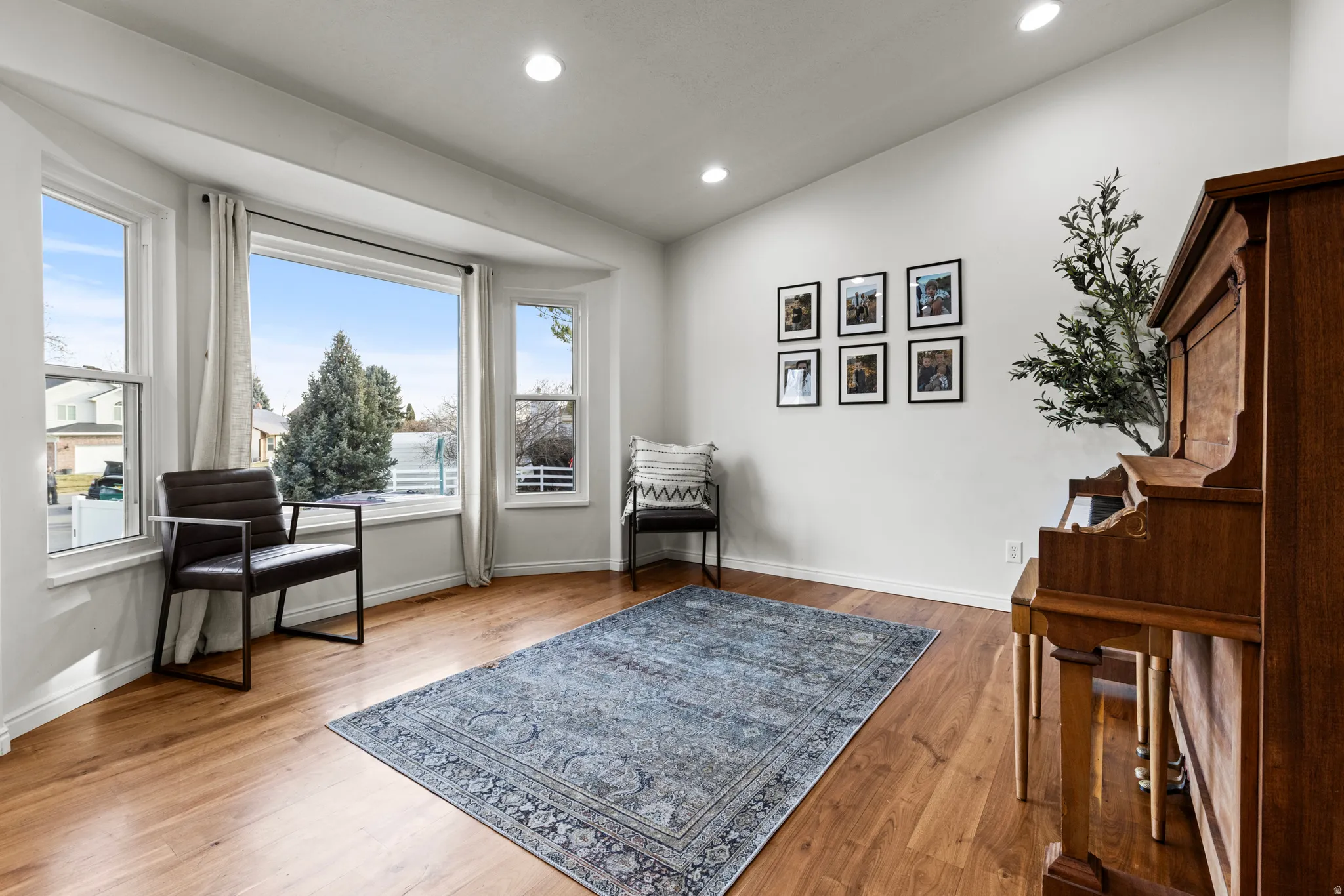 Sitting room featuring lofted ceiling, light wood-type flooring, and recessed lighting