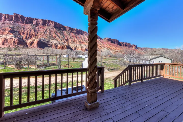 Hand carved wooded post with view of Porcupine Rim.