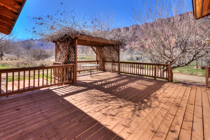 Front deck with trellis.