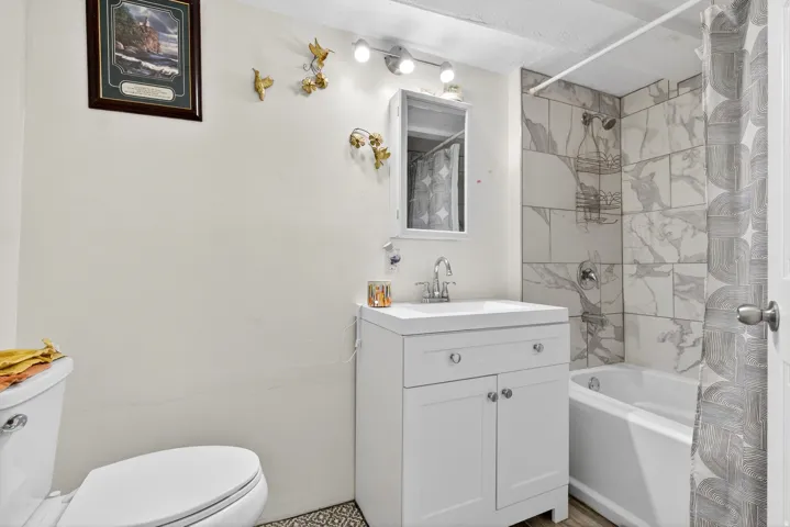 Full bath with vanity and shower / bath combo