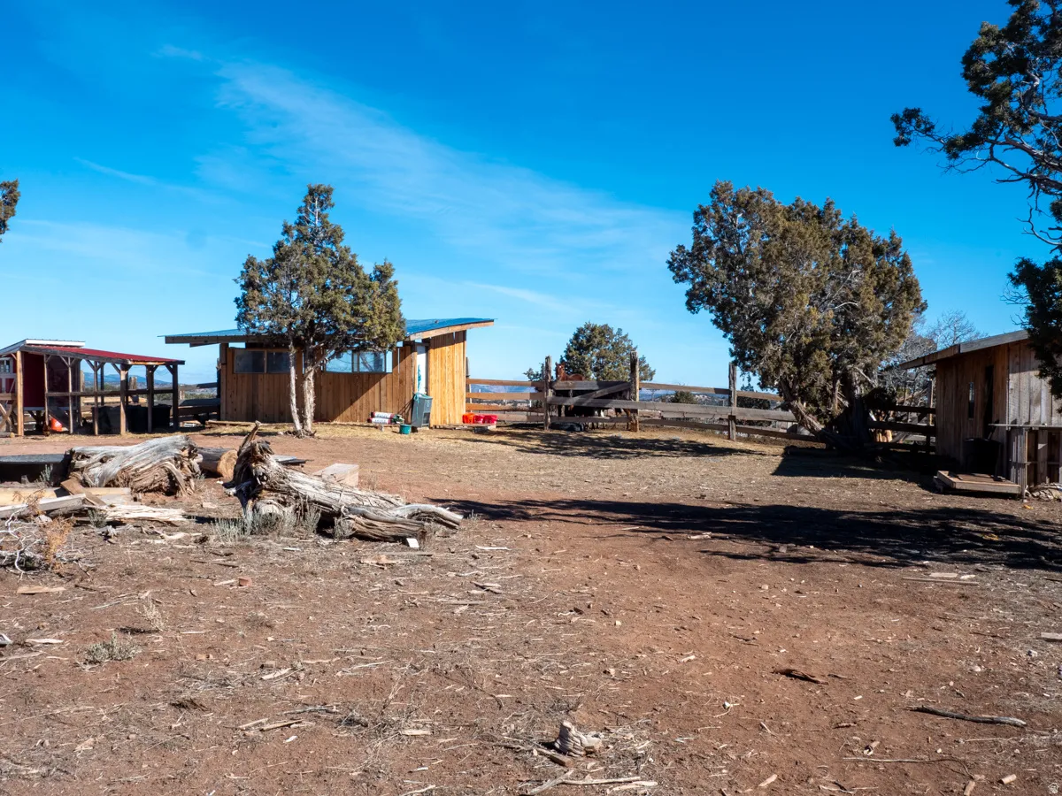View of yard featuring an outbuilding