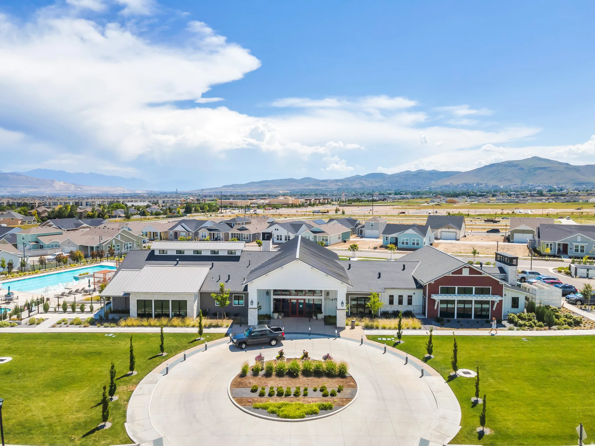 This community center offers a fitness center, golf simulator, demonstration kitchen, pool & pickleball courts.