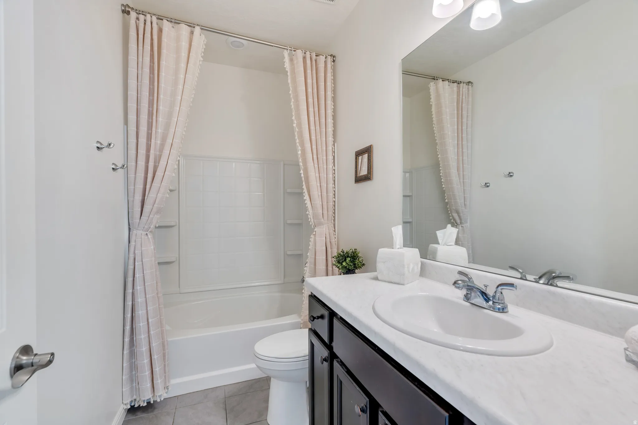 Beautiful main bath for guests