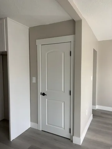 Detailed view of a textured ceiling and Laminate finished floors