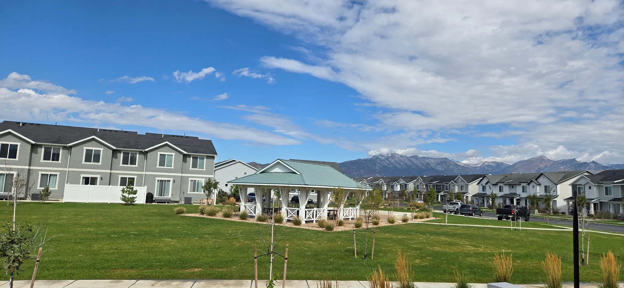 View of property's community with a mountain view and a residential view
