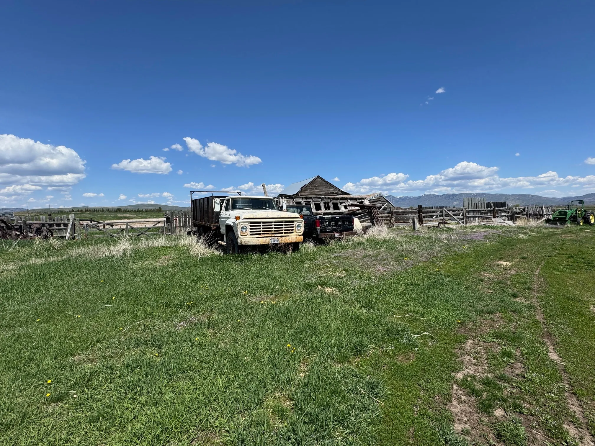 View of green lawn with a mountain view and a view of countryside