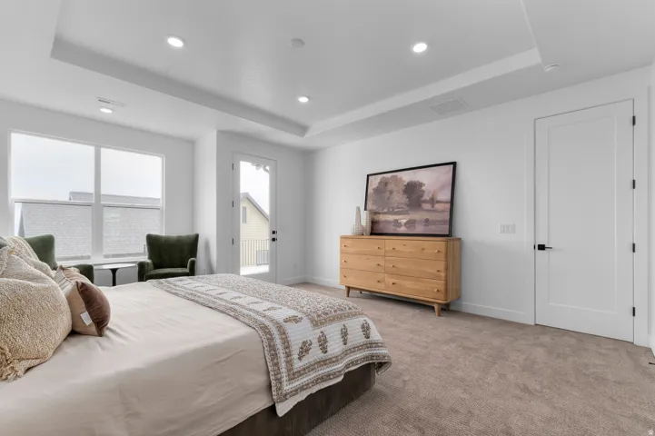 Tray ceiling with recessed lighting